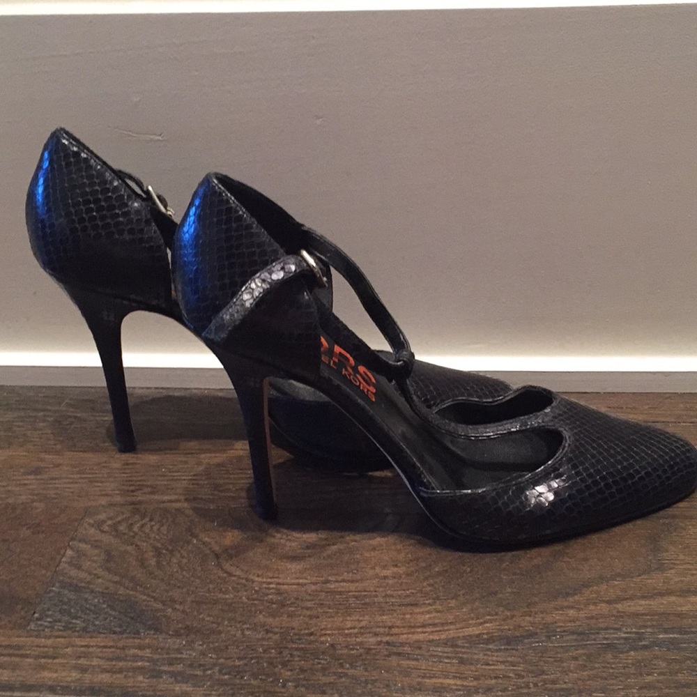 KORS Michael Kors Black Heels - Size 8 - Picture 4 of 6